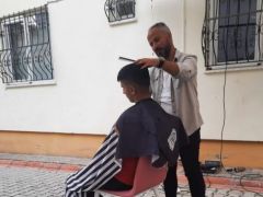 Malatya’yı Terk Etmeyip Evinin Bahçesinde Kuaförlük Yapıyor