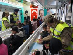 Malatya Jandarması Depremzede Çocukları Yalnız Bırakmadı