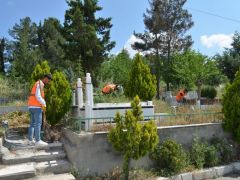 Bayram Öncesi Mezarlıklara Bakım Yapıldı