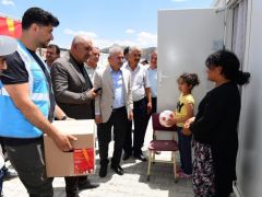 Yeşilyurt Belediyesi Depremzedelere Yardım Malzemeleri Dağıtılıyor