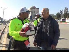 Malatya Polisinden Motosiklet Sürücülerine Ücretsiz Kask