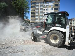 Battalgazi Belediyesi Metruk Yapıların Yıkımını Gerçekleştirdi