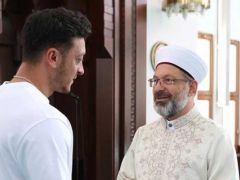 Diyanet İşleri Başkanı Ali Erbaş, eski milli futbolcu Mesut Özil ile bir araya geldi.