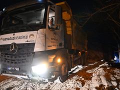 Hasırcılar’da Gece Mesaisi: Çamur Derdine Son