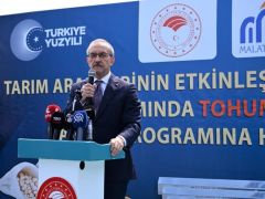 Vali Seddar Yavuz, “14 Mayıs Dünya Çiftçiler Günü” Kapsamında Tohum, Fide ve Ekipman Dağıtım Törenine Katıldı
