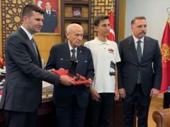 Lider Bahçeliye TÜRKHAN İHA prototipi hediye edildi