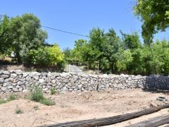 Yeşilyurt Belediyesi, Şahnahan’da Yol Güvenliği İçin Taş Duvar Çalışması Yapıyor