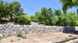 Yeşilyurt Belediyesi, Şahnahan’da Yol Güvenliği İçin Taş Duvar Çalışması Yapıyor