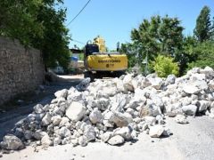 YEŞİLYURT’UN YOLLARI, TAŞ DUVAR YATIRIMLARIYLA ARTIK DAHA GÜVENLİ!