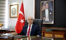 BABALARIMIZ HAYATIMIZIN HER ANINDA KOCA BİR ÇINAR GİBİ ARKAMIZDA DURMAKTADIRLAR