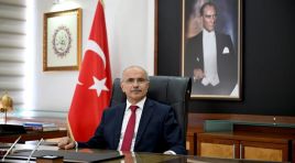 BABALARIMIZ HAYATIMIZIN HER ANINDA KOCA BİR ÇINAR GİBİ ARKAMIZDA DURMAKTADIRLAR