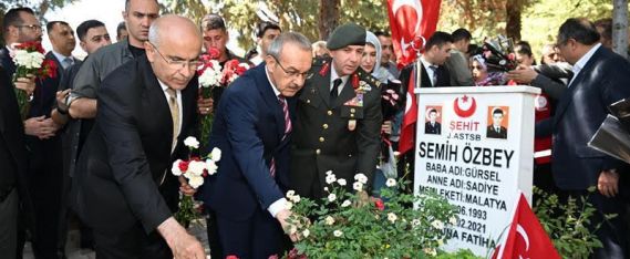 Vali Yavuz, Arefe Günü Şehitliğimizi Ziyaret Ederek Şehit Aileleriyle Bir Araya Geldi