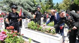 Vali Yavuz, Arefe Günü Şehitliğimizi Ziyaret Ederek Şehit Aileleriyle Bir Araya Geldi