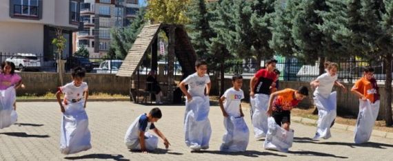 Yaz Okulu’na Katılan Öğrenciler Hem Öğreniyor Hem Eğleniyor.