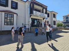 Yaz Okulu’na Katılan Öğrenciler Hem Öğreniyor Hem Eğleniyor.