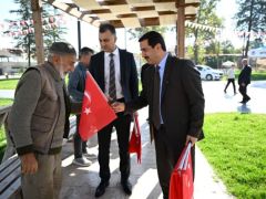 BATTALGAZİ’DE CUMHURİYET COŞKUSU: BAŞKAN TAŞKIN VATANDAŞLARA TÜRK BAYRAĞI HEDİYE ETTİ