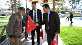 BATTALGAZİ’DE CUMHURİYET COŞKUSU: BAŞKAN TAŞKIN VATANDAŞLARA TÜRK BAYRAĞI HEDİYE ETTİ