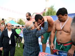 20. ULUSLARARASI TURGUT ÖZAL KARAKUCAK GÜREŞLERİ BÜYÜK ÇEKİŞMELERE SAHNE OLDU