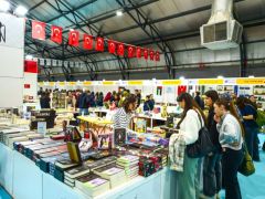 BAŞKAN ER STANTLARI ZİYARET EDEREK YAZARLARLA BİR ARAYA GELDİ