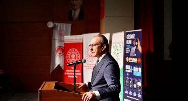 Vali Seddar Yavuz’un Katılımı İle  “Aile İçi İletişim , Şiddet, Madde Bağımlılığı ve En İyi Narkotik Polisi Anne”  Konulu Konferans Gerçekleştirildi