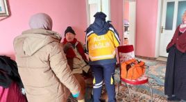 Battalgazi Belediyesi Ekipleri Sağlık Çalışanlarını İş Makinesiyle Hastaya Ulaştırdı