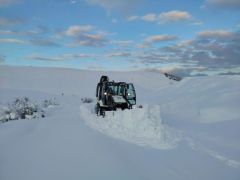 Karda mahsur kalan araç ve vatandaşlar kurtarıldı