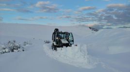 Karda mahsur kalan araç ve vatandaşlar kurtarıldı