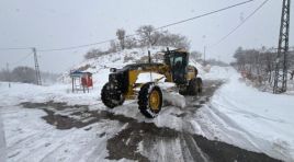 BÜYÜKŞEHİR BELEDİYESİ KAR’DAN KAPANAN YOLLARI AÇMAYA DEVAM EDİYOR