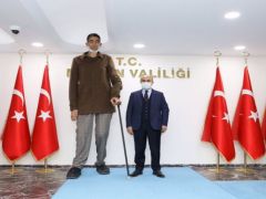 Dünyanın en uzun adamından Vali Demirtaş’a ziyaret