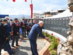 İzmir Karabağlar’da şehitlere kapsamlı anma