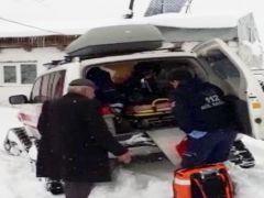 Ardahan’da yaşlı hastanın imdadına kar ambulansı yetişti