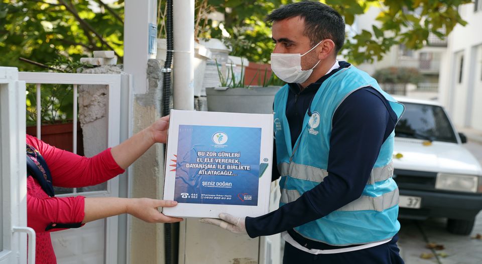 Denizli Merkezefendi’de esnaflara gıda kolisi desteği