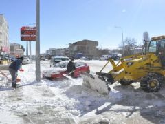 Sivas Gürün’de ekipler yolları kardan temizliyor