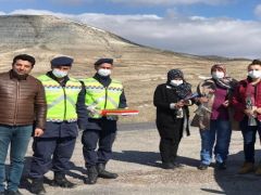 Sivas Kangal’da jandarmadan 8 Mart ‘gül’ü!