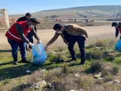 Kilis’te gönüllü gençler Seve Barajı’nda temizlik yaptı