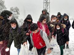 Aydın’da yolda mahsur kalan öğrencilere Büyükşehir ekipleri yetişti