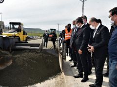 Batman’da silindir ile sıkıştırılmış beton yol yapımı